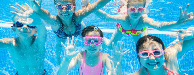 Kinder im Schwimmbad - © YanLev/Shutterstock.com