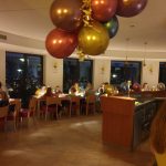 Essensraum geschmückt mit Luftballons