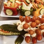 Schön angerichtetes Gemüse Gurken-Krokodil Caprese
