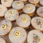 Amerikaner mit Emojis und bunten Streuseln