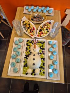 Kuchen, Obsalat und Muffins in dem Motto Eiskönigin in der Jugendherberge Gerolstein