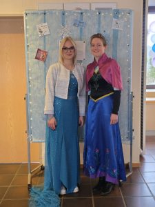 Zwei verkleidete Frau passend zum Motto Eiskönigin in der Jugendherberge Gerolstein