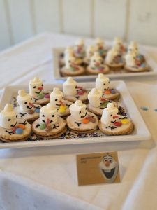 Kleine Schneemannkekse passend zum Motto Eiskönigin in der Jugendherberge Gerolstein