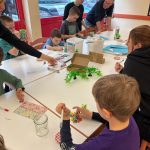 Kinder am Basteln
