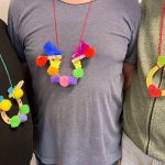 Selbstgebastelte bunte Hufeisenketten