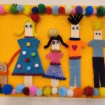 Buntes gebasteltes Familienportrait in der Jugendherberge Pirmasens
