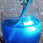 Eisiger Cocktail mit Schneeflockenschirmchen in der Jugendherberge Pirmasens