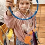 Mädchen mit selbstgebasteltem Traumfänger