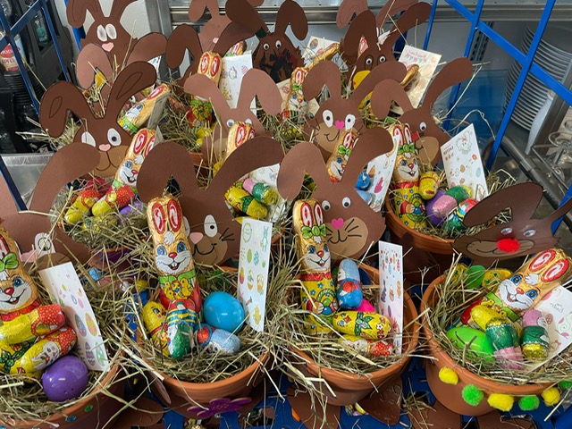 Gebastelte Osterkörbe mit Süßigkeiten gefüllt