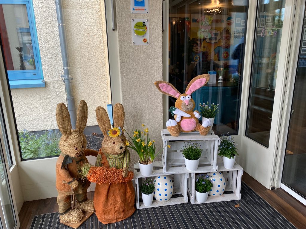Osterhasendekoration im Eingangsbereich der Jugendherberge Ahrweiler