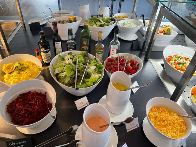 Salat und Obstbüfett