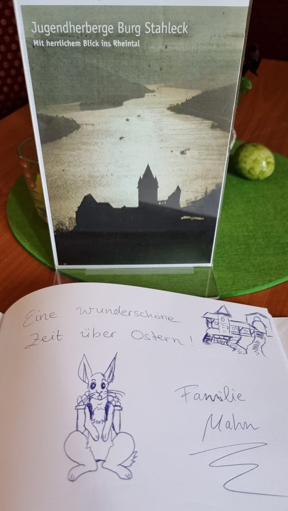 Gästebucheintrag mit einer Zeichnung eines Osterhasens und der Burg-Jugendherberge Bacharach