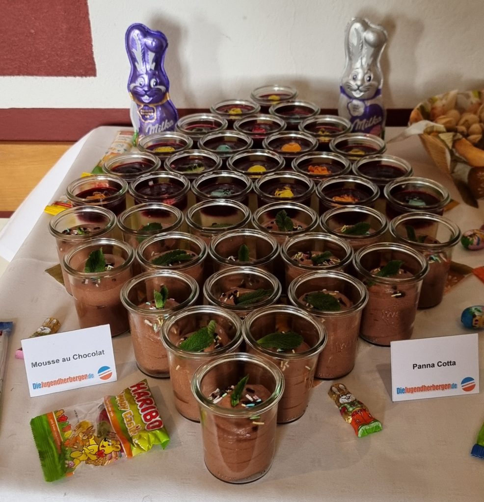 Osterdekoration am Büfett mit Mousse au Chocolat