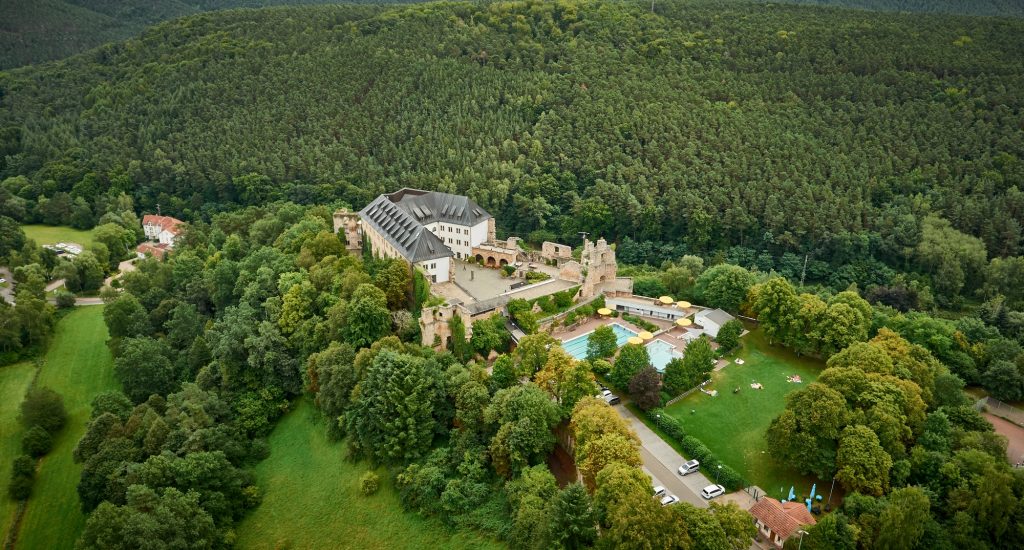 Blick auf die Jugendherberge Altleiningen mit Freibad. 
