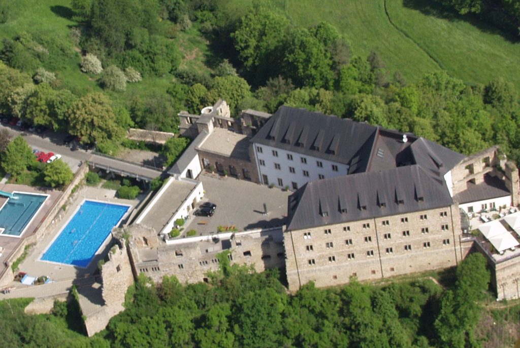 Burg-Jugendherberge Altleiningen mit Schwimmbad im Burggraben