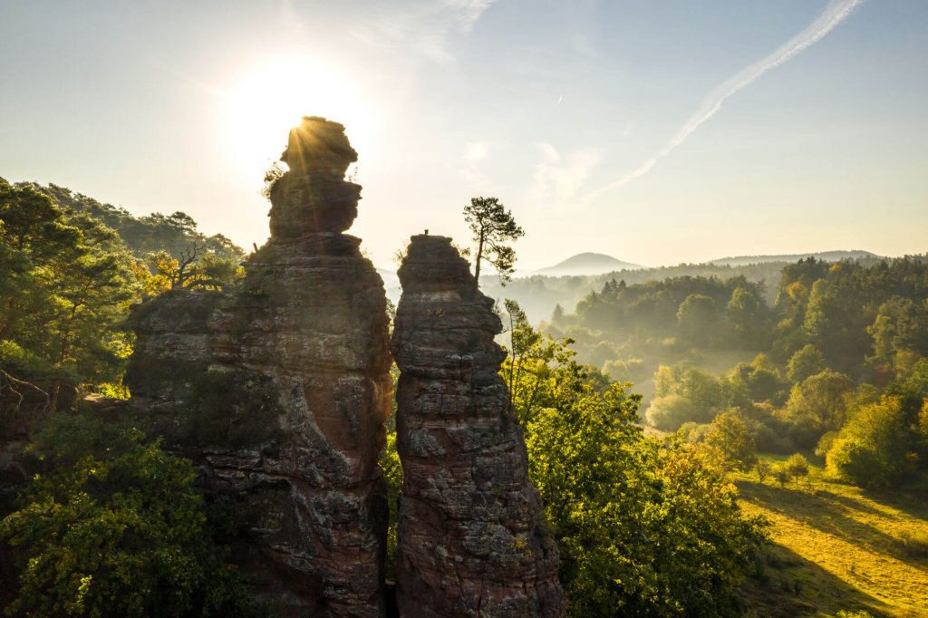Unweit solch bizarrer Felsformationen liegt die Felsenland-Jugendherberge Dahn. © Dominik Ketz / RPT