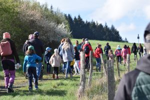 Familien auf Oster-Spaziergang