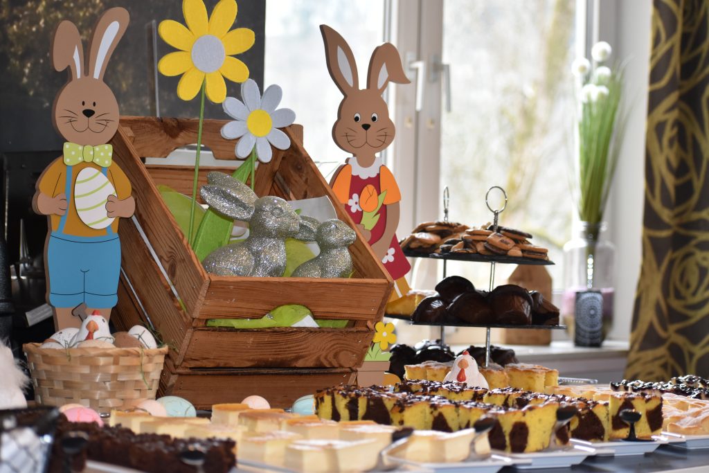 Kuchenbüfett mit Osterdekoration in der Jugendherberge Daun 