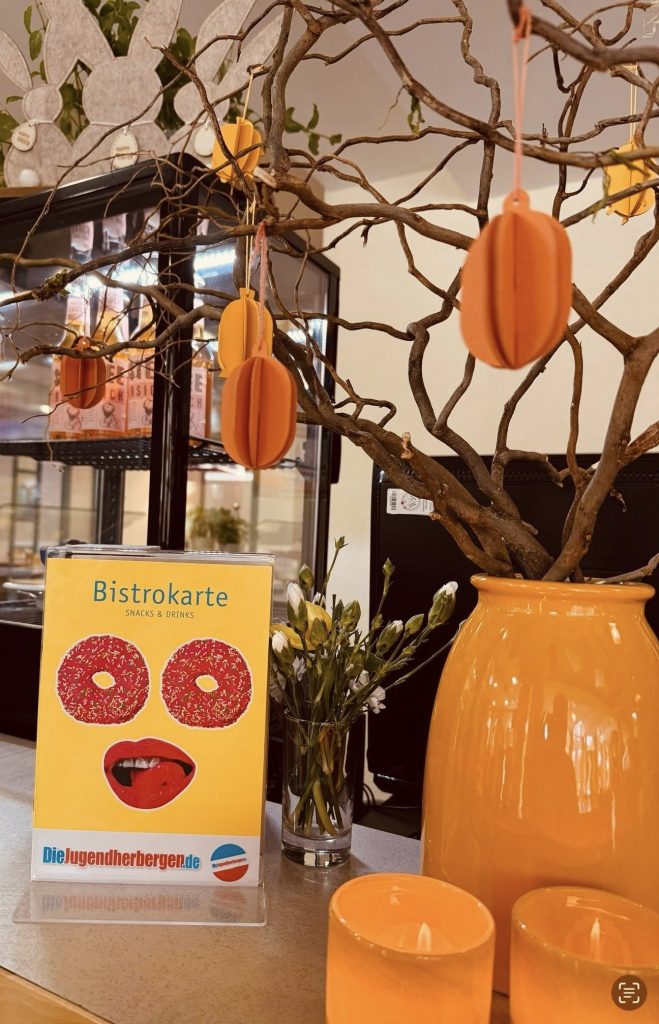 Bistro mit Bistrokarte österlich Geschmück