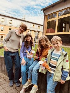 Fröhliche Familie beim Osterprogramm in der Jugendherberge Dreisbach