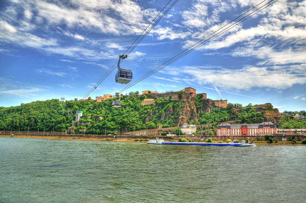 Unser Geheimtipp: Nehmen Sie die Seilbahn direkt von der Jugendherberge über den Rhein in die Koblenzer Innenstadt. © The World in HDR / Shutterstock.com
