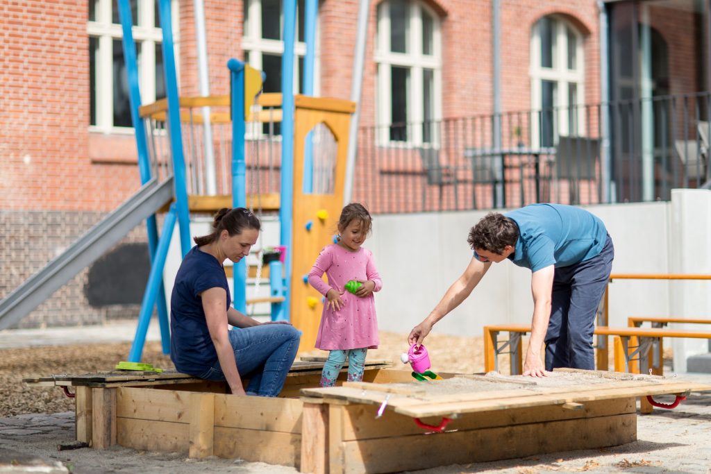 Familie auf dem Spielplatz der Jugendherberge Ostkreuz Berlin