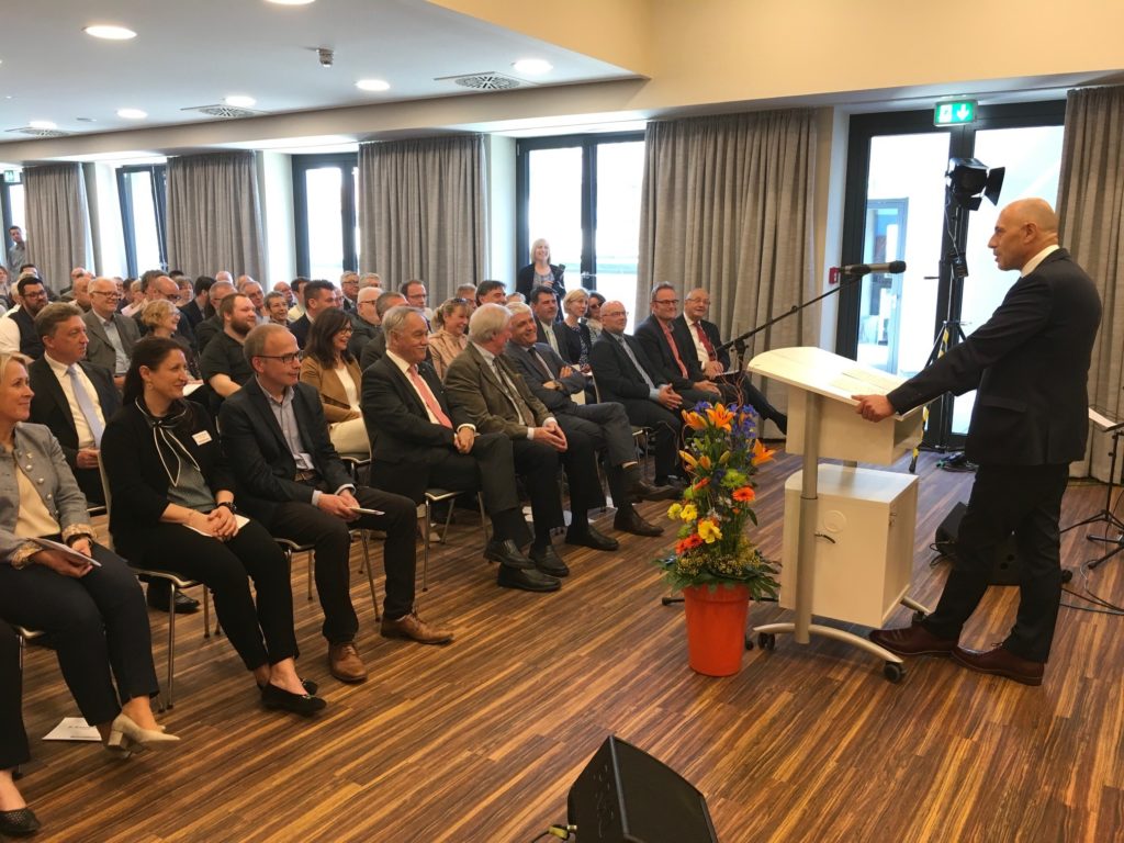 Jacob Geditz, Vorstandsvorsitzender der Jugendherbergen in Rheinland-Pfalz und im Saarland, begrüßte voller Stolz die rund 200 Gäste.