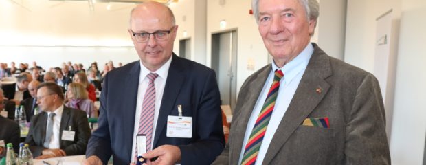 Goldene Ehrennadel für DJH-Präsident Peter Schuler