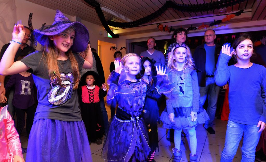 Halloweenparty beim Familien-Halloweenprogramm in der Jugendherberge