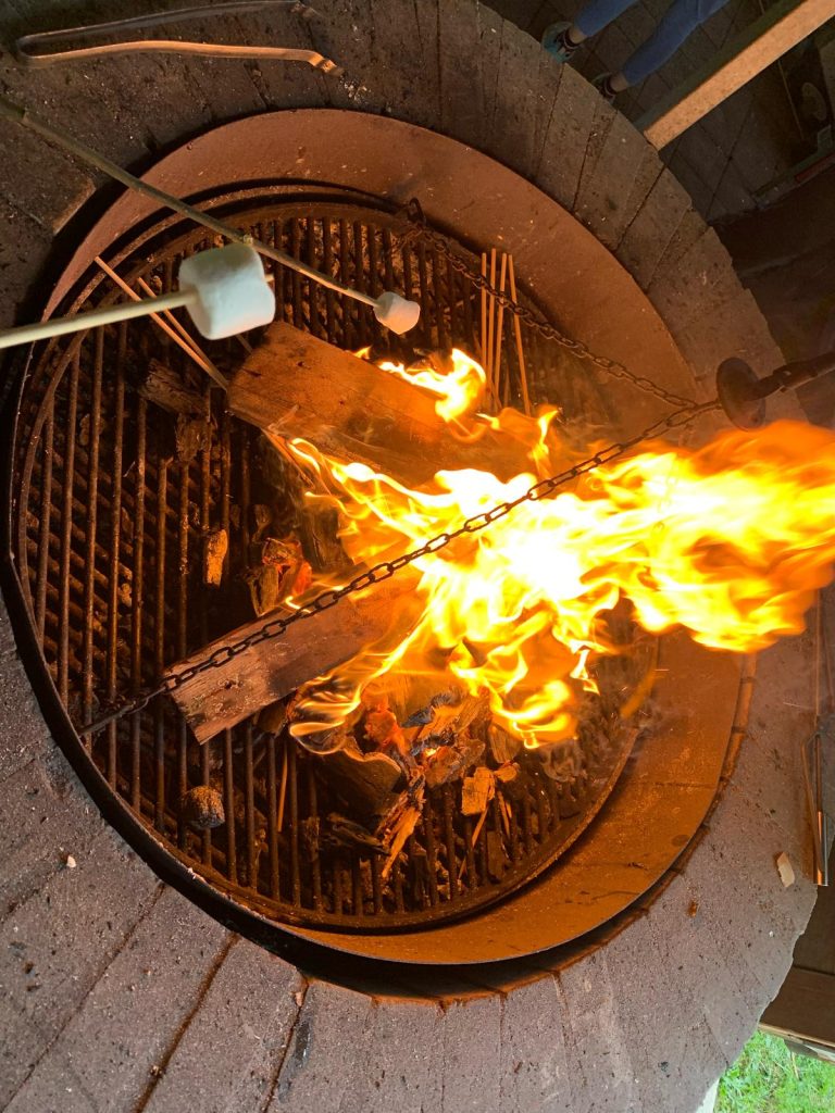 Marshmallows grillen am Feuer