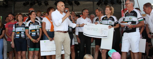 Vorstandsvorsitzender Jacob Geditz übergab stolze 890 € an die VOR-TOUR der Hoffnung, worüber sich auch Bundeslandwirtschaftsministerin Julia Klöckner sehr freute