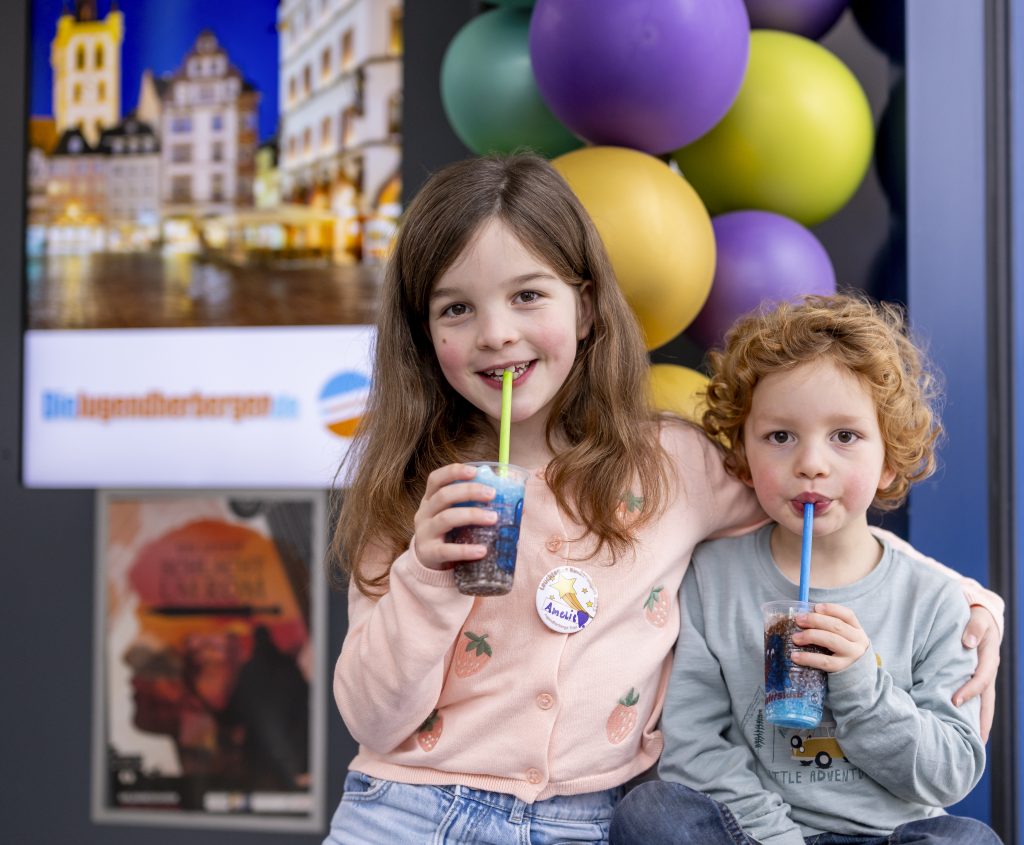 Zwei Kinder mit einem Getränk