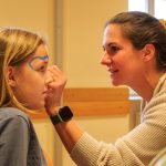 Eine Frau schminkt ein Kind