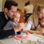 Eltern mit ihren Kindern am Basteln