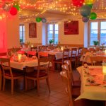 Festlich geschmückter Essensraum mit Ballons