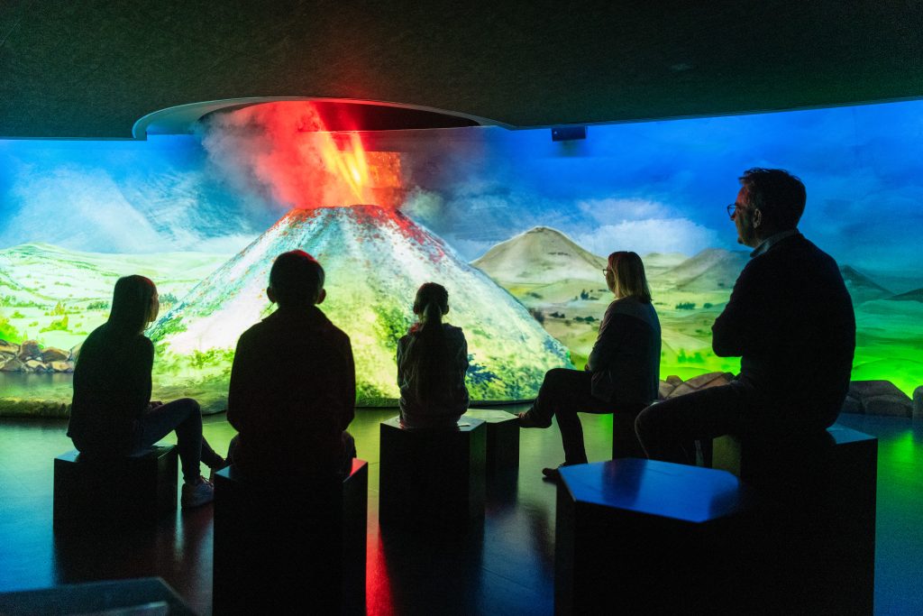 Familie im interaktiven Museum Lava-Dome in Mendig