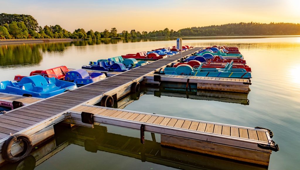 Rund um die Jugendherbergen an Flüssen und Seen gibt es viele Freizeitmöglichkeiten. © Shutterstock 1168200340