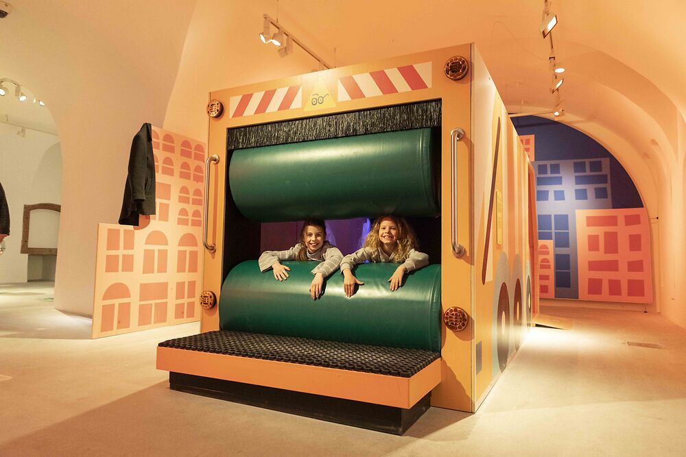 Kinder in der Mitmachausstellung „Müllmonster-Alarm!“ 