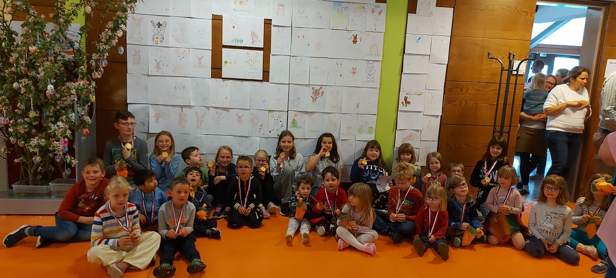 Kinder bei der Siegerehrung in der Jugendherberge Oberwesel
