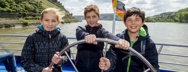 Kinder auf Rhein Schiff