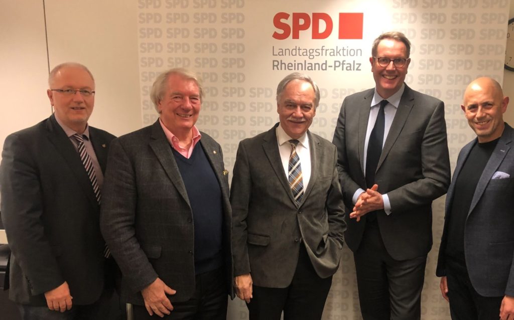 Alexander Schweitzer, Vorsitzender der SPD-Landtagsfraktion, im Gespräch mit dem DJH