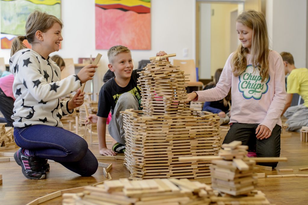 Schüler bauen aus Bausteinen eine Stadt