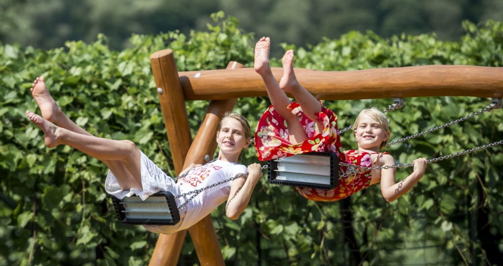 Zwei Mädchen auf der Schaukel im Sommer 
