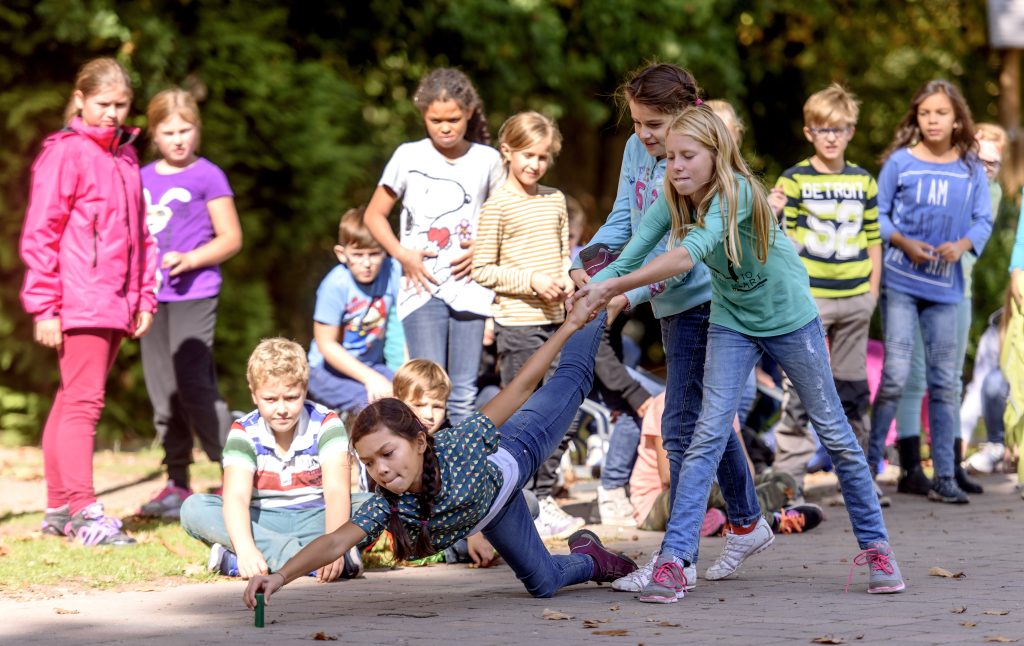 Kinder bei einem Kooperationsspiel 