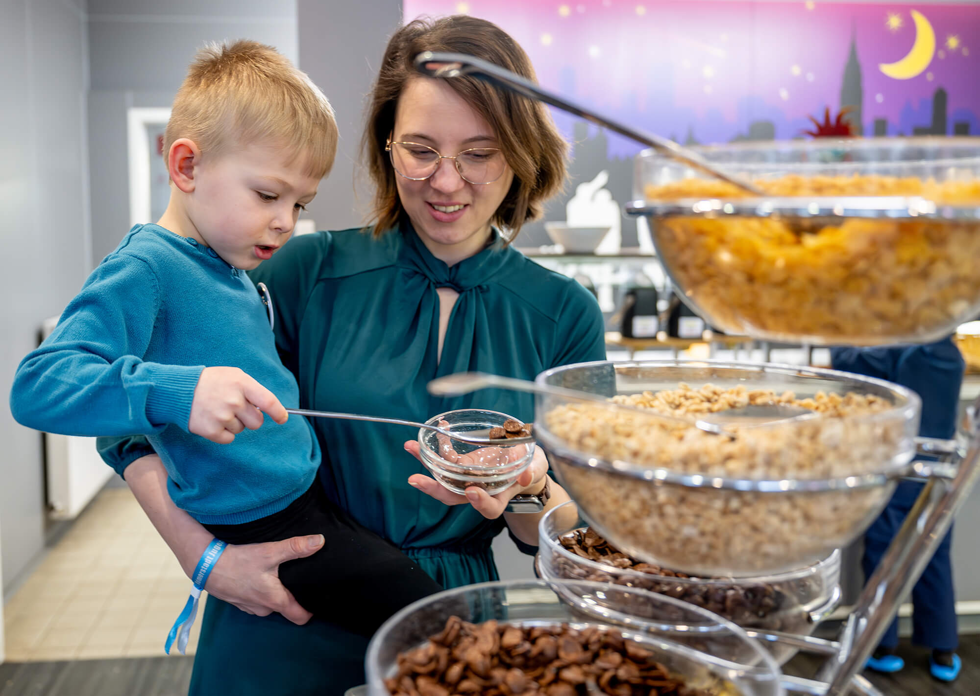 Mutter und Sohn nehmen Sie Müsli in der Jugendherberge