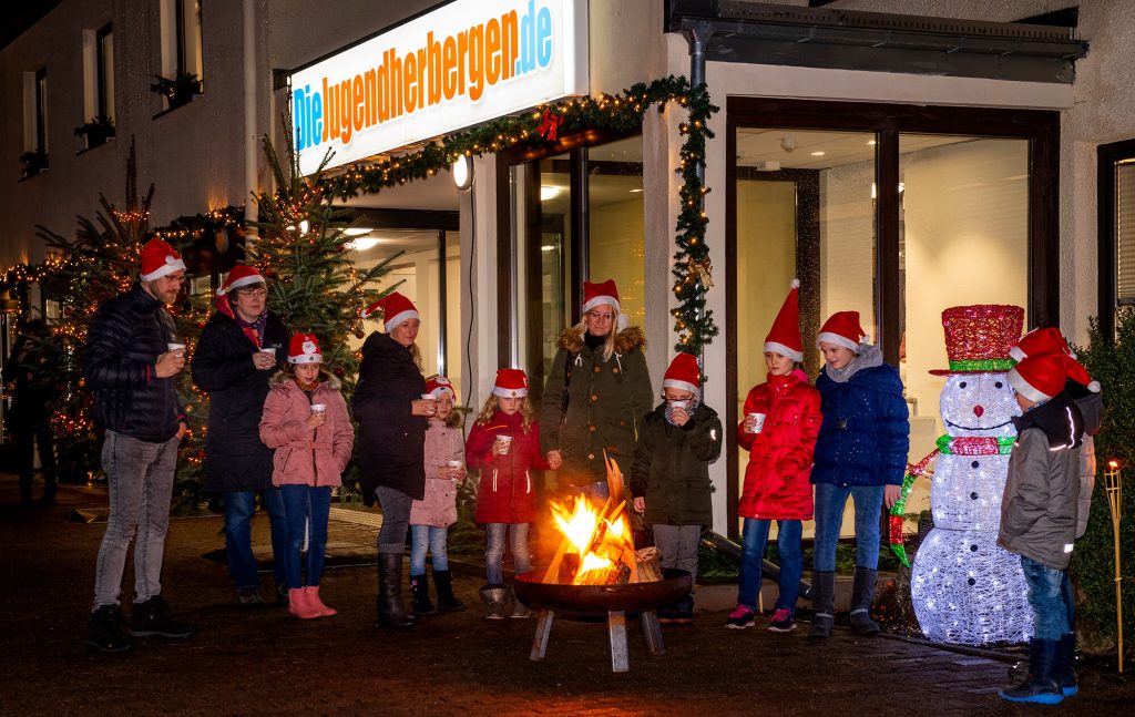 Familien am Lagerfeuer vor der Jugendherberge beim Familien-Adventsprogramm