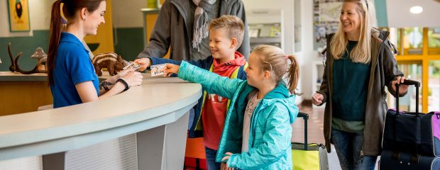 Eine Familie reist mit ihrer Mitgliedskarte in die Jugendherberge