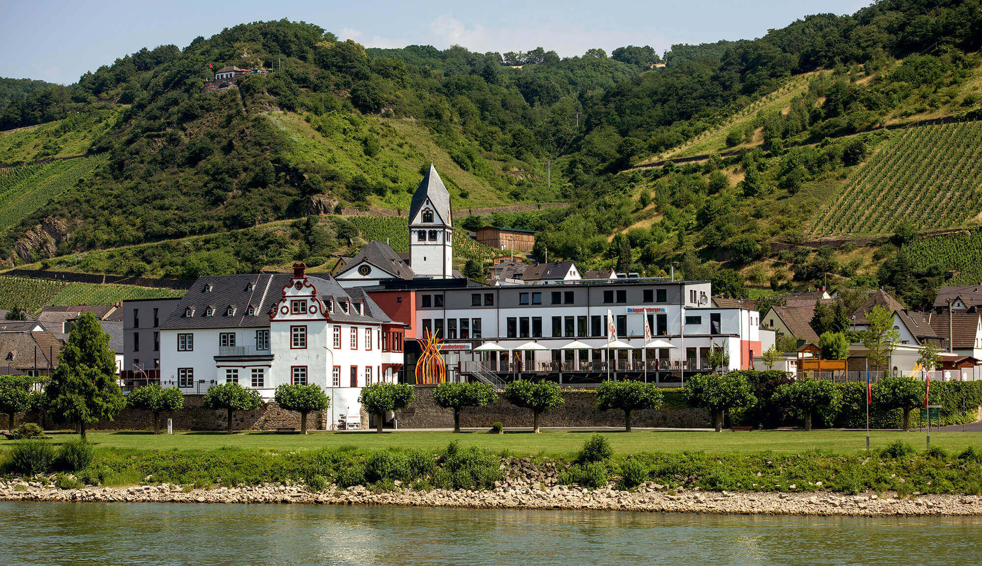 Blick auf die Kloster Jugendherberge Leutesdorf[/caption]</br srcset=