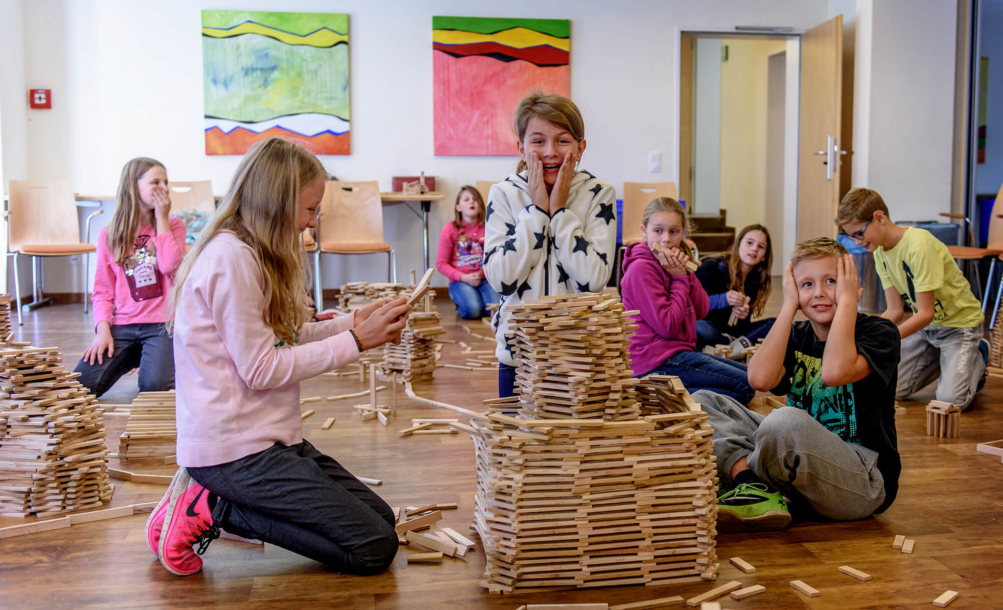Schüler bauen eine Stadt aus Bausteinen beim Hammer Preis-Erlebnisprogramm in der Jugendherberge.