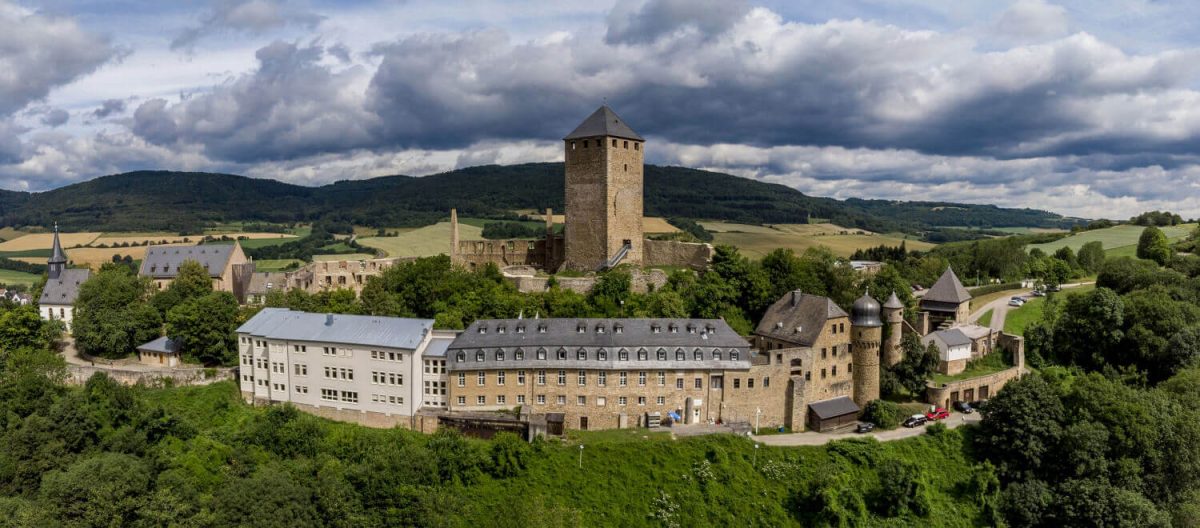 Blick auf die eindrucksvolle Jugendherberge Burg Lichtenberg in Thallichtenberg